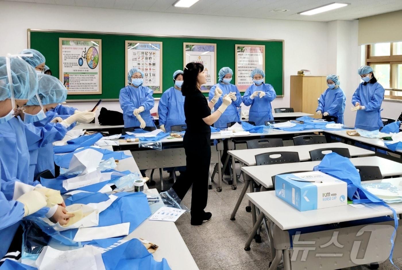 한림성심대 간호학과 봉사동아리인 &#39;빠담빠담봉사단;은 17일 춘천여고에서 보건동아리&#40;I&#39;m&#41; 학생들을 대상으로 진로 멘토링 프로그램을 실시했다.&#40;한림대학교 간호학과 제공&#41; 2024.5.17/뉴스1