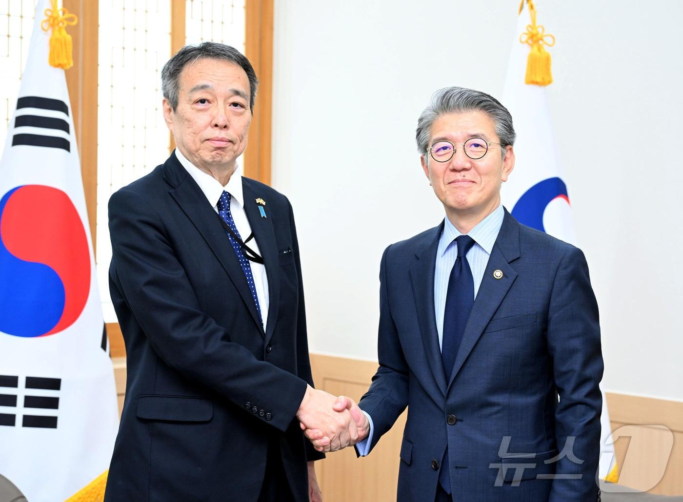 김홍균&#40;오른쪽&#41; 외교부 제1차관, 미즈시마 고이치 신임 주한일본대사.&#40;외교부 제공&#41;