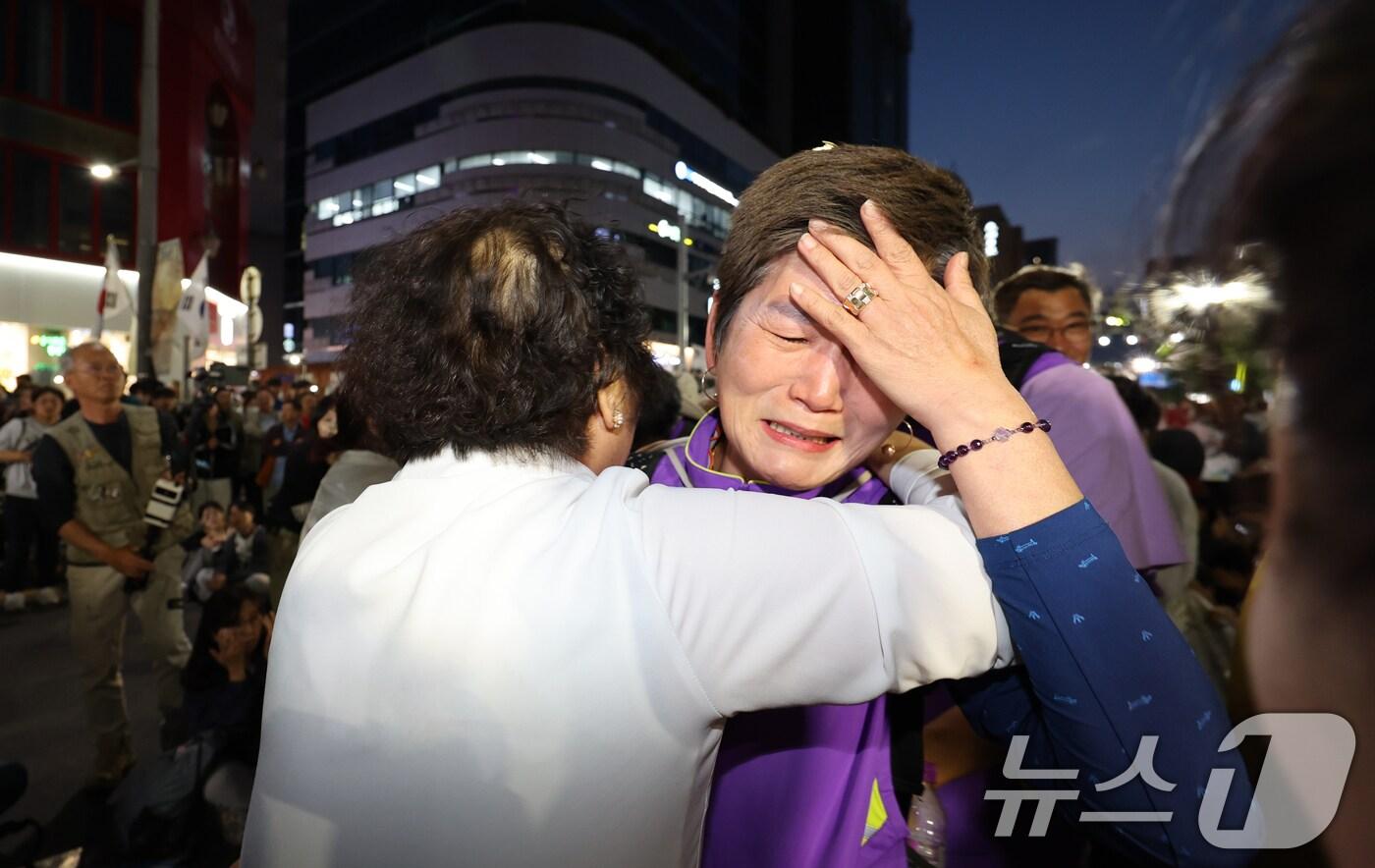 17일 오후 전남 광주 금남로 일대에서 펼쳐진 44주년 5·18민중항쟁기념행사에서 세월호 유가족과 이태원 유가족이 오월 어머니들과 만나 위로의 포옹을 하고있다. 2024.5.17/뉴스1 ⓒ News1 김태성 기자