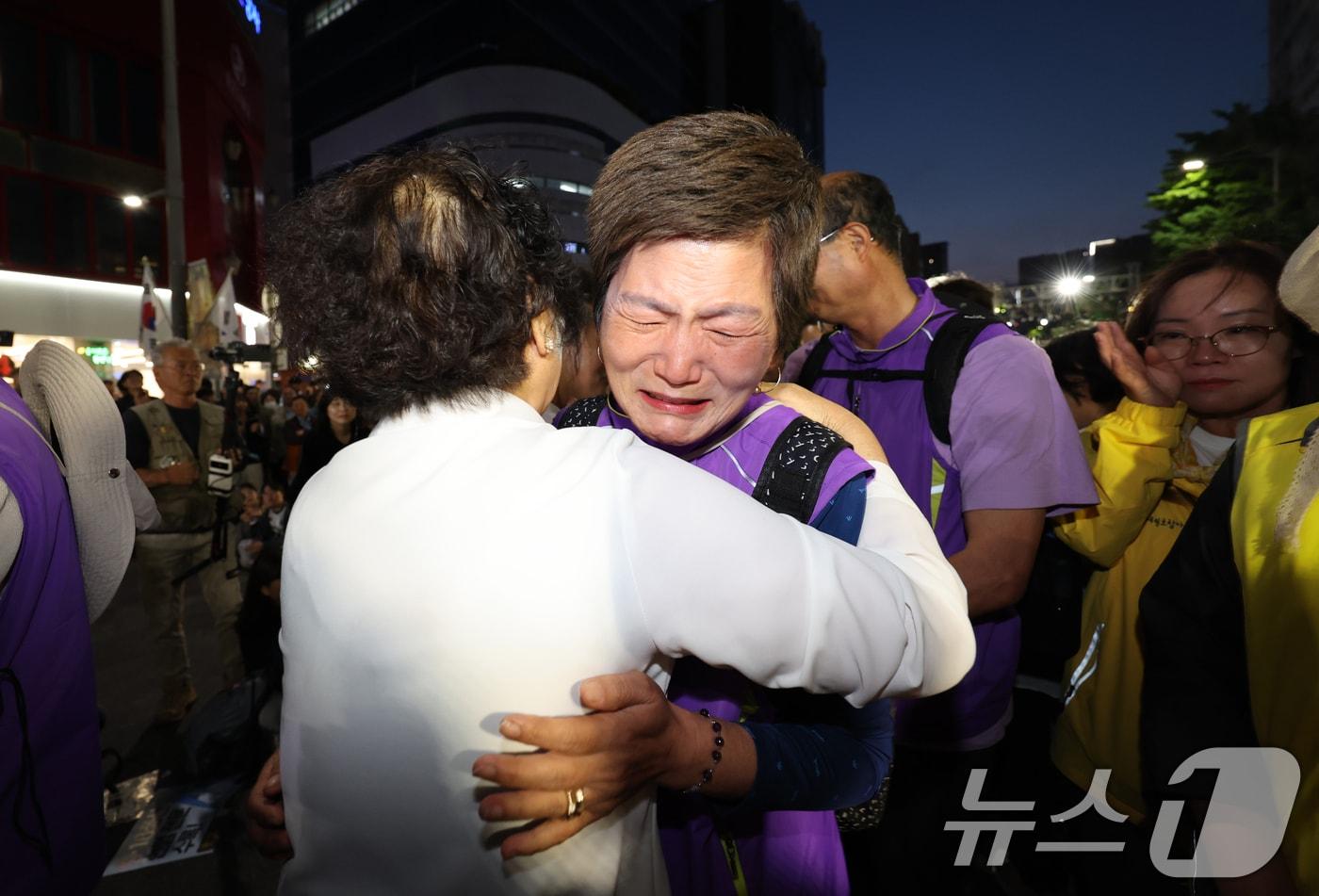 17일 오후 전남 광주 금남로 일대에서 펼쳐진 44주년 5·18민중항쟁기념행사에서 세월호 유가족과 이태원 유가족이 오월 어머니들과 만나 위로의 포옹을 하고있다. 2024.5.17/뉴스1 ⓒ News1 김태성 기자