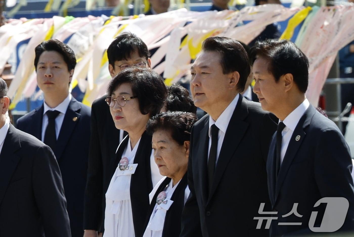 윤석열 대통령&#40;오른쪽에서 두 번째&#41;이 18일 광주 북구 국립5·18민주묘지에서 열린 5·18민주화운동 제44주년 기념식에 5·18 유가족과 입장하고 있다. 2024.5.18/뉴스1 ⓒ News1 안은나 기자