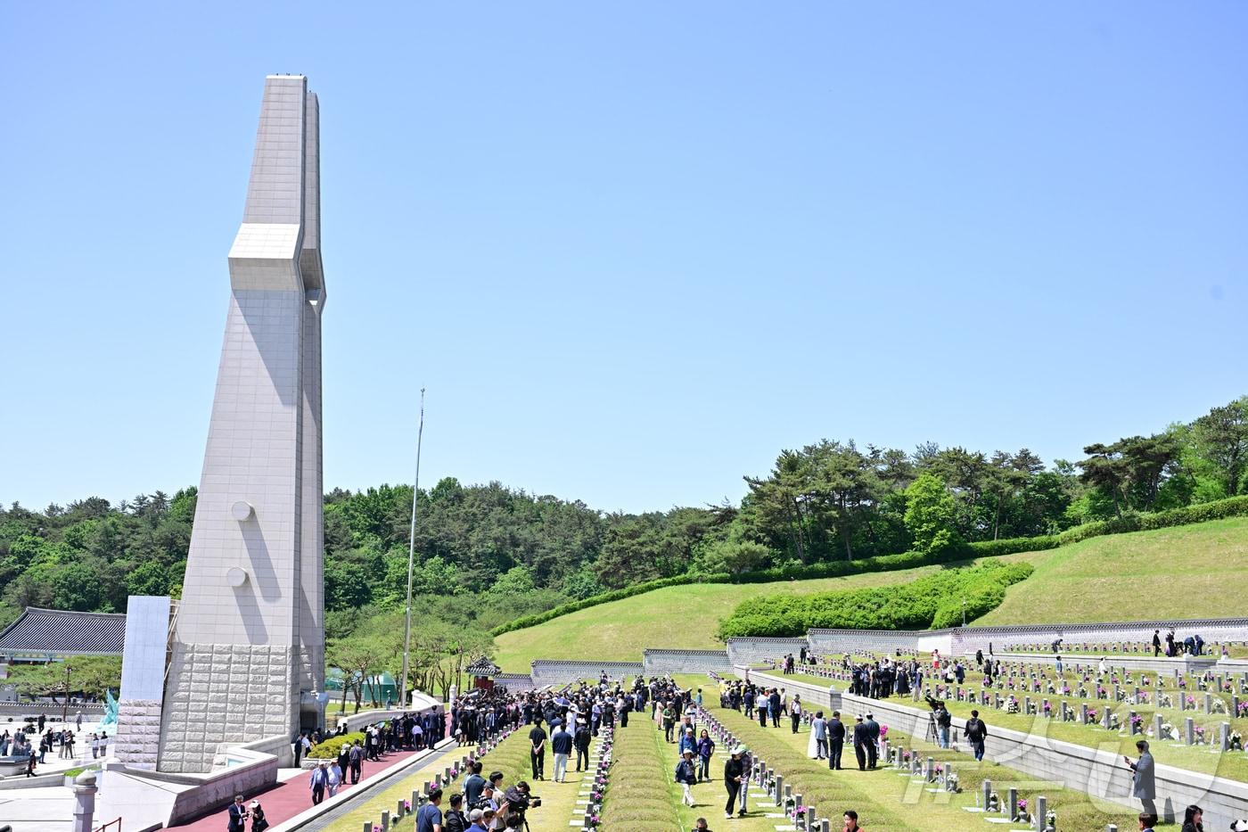 5·18민주화운동 제44주년 기념식이 열린 지난 5월18일 광주 북구 국립5·18민주묘지에 추모객의 발길이 이어지고 있다. &#40;공동취재&#41; 2024.5.18/뉴스1 ⓒ News1 안은나 기자