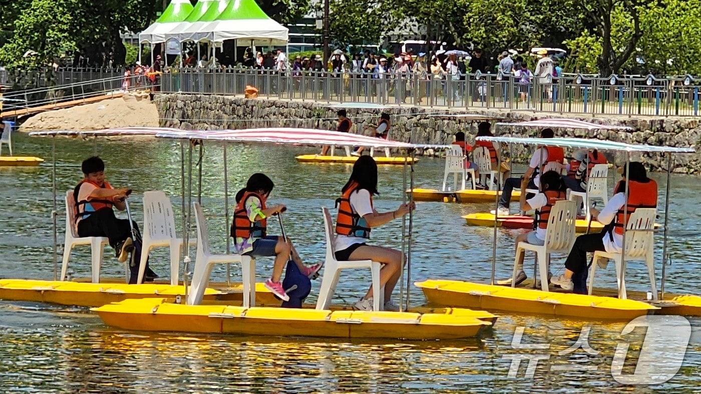 18일 성주 성밖숲에서 열린 &#39;2024 성주생명·참외문화축제장 수상놀이터에서 방문객들이 수상자전거를 타고 있다. 2024.5.18/뉴스1 ⓒ News1 정우용 기자