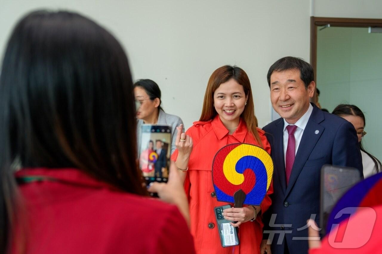 충북 증평군이 몽골과 필리핀 여행 관계자를 초청해 증평의 주요 관광지를 소개하는 팸투어를 진행하고 있다.&#40;증평군 제공&#41;/뉴스1