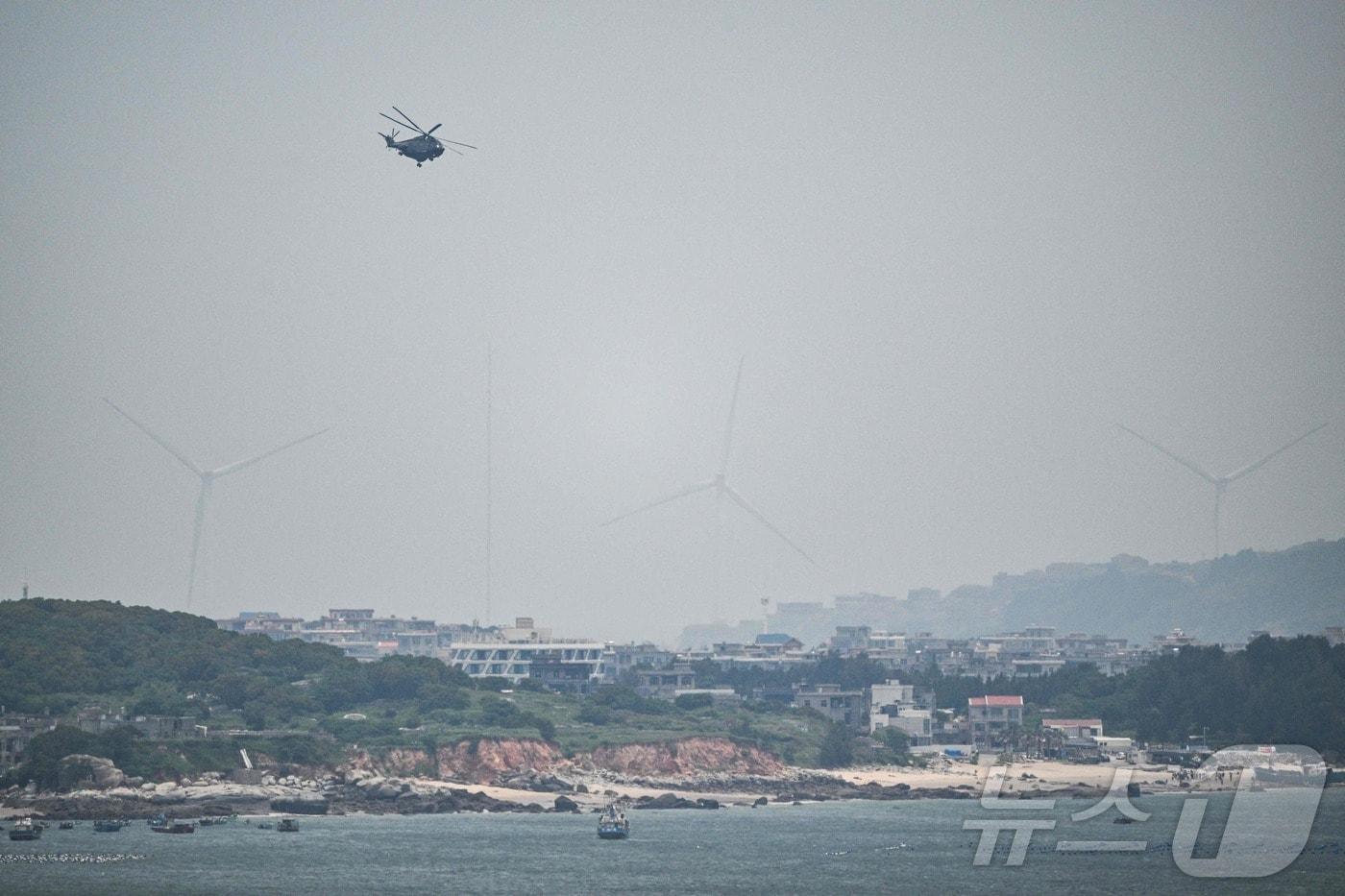 19일&#40;현지시간&#41; 중국 군용 헬기가 중국에서 대만 본섬과 가장 가까운 지역인 푸젠성 핑탄섬 상공을 비행하고 있다. 2024.05.19 ⓒ AFP=뉴스1 ⓒ News1 정지윤 기자