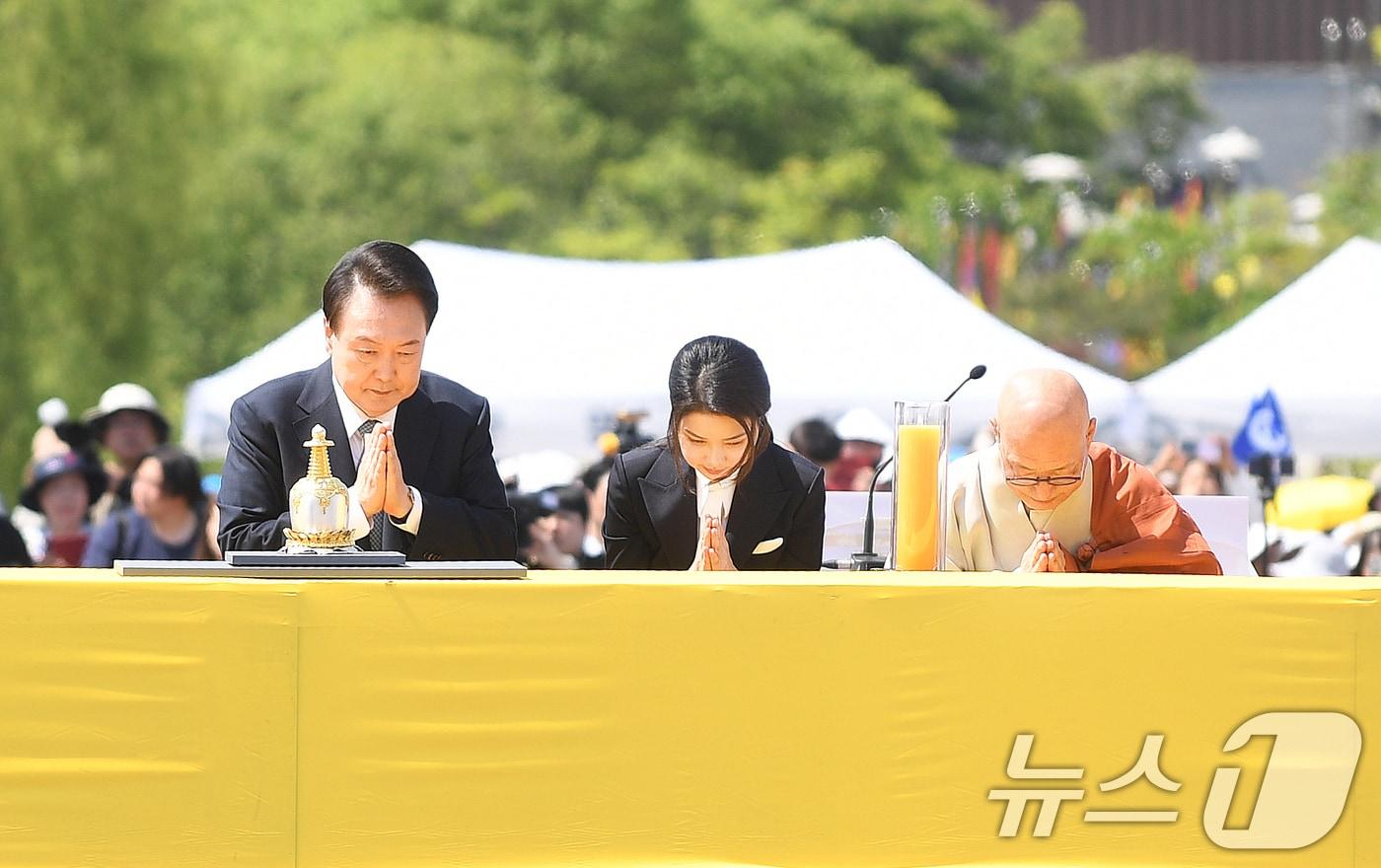 윤석열 대통령과 김건희 여사가 19일 오전 경기 양주회암사지에서 열린 &#39;회암사 사리 이운 기념 문화축제 및 삼대화상 다례재&#39;에 참석해 진우스님과 헌등의식을 봉행하고 있다. &#40;조계종 제공&#41; 2024.5.19/뉴스1