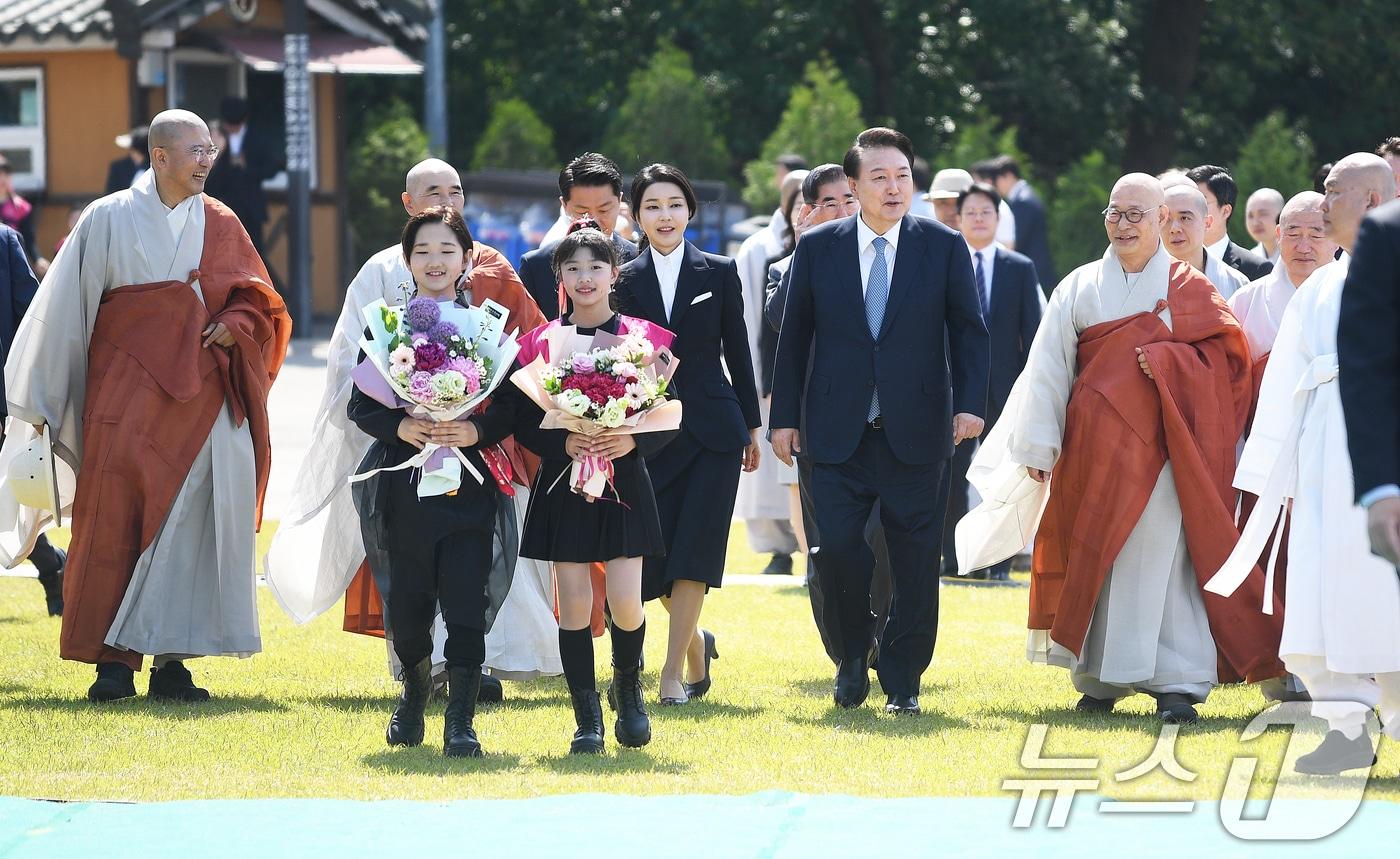 윤석열 대통령과 김건희 여사가 19일 오전 경기 양주회암사지에서 열린 &#39;회암사 사리 이운 기념 문화축제 및 삼대화상 다례재&#39;에 참석해 진우스님과 입장하고 있다. &#40;조계종 제공&#41; 2024.5.19/뉴스1