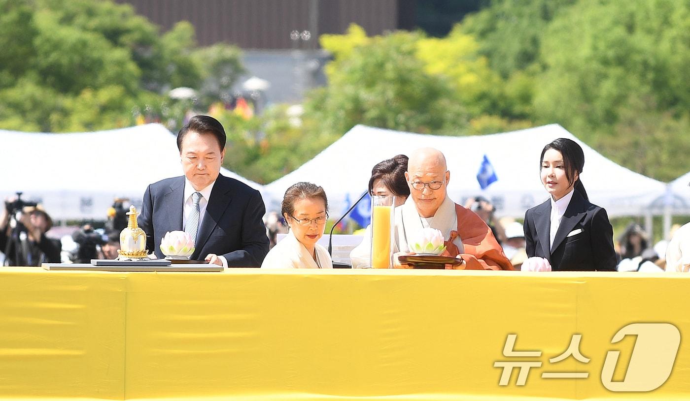 윤석열 대통령과 김건희 여사가 19일 오전 경기 양주회암사지에서 열린 &#39;회암사 사리 이운 기념 문화축제 및 삼대화상 다례재&#39;에 참석해 진우스님과 헌등의식을 봉행하고 있다. &#40;조계종 제공&#41; 2024.5.19/뉴스1