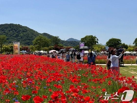 18일 낮 27도 무더위가 찾아온 울산 태화강 국가정원에서 봄꽃 축제가 열려 시민들의 발걸음이 이어지고 있다. 2024.5.18/뉴스1 ⓒ News1 김세은 기자