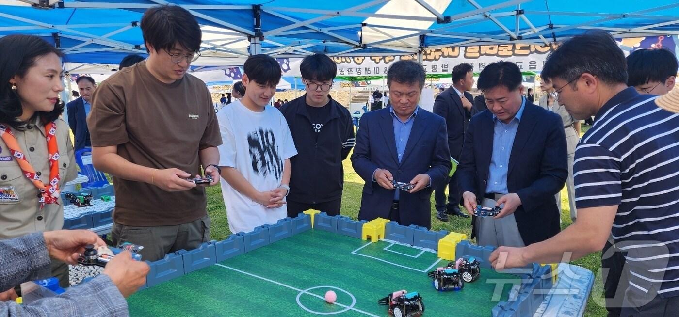  18~19일 이틀간 정읍시 천변 어린이 축구장에서 열린 제18회 정읍창의과학축전에서 이학수&#40;왼쪽&#41; 시장과 최용훈 정읍교육지원청장이 로봇축구를 하고 있다.&#40;교육지원청 제공&#41;2024.5.19/뉴스1