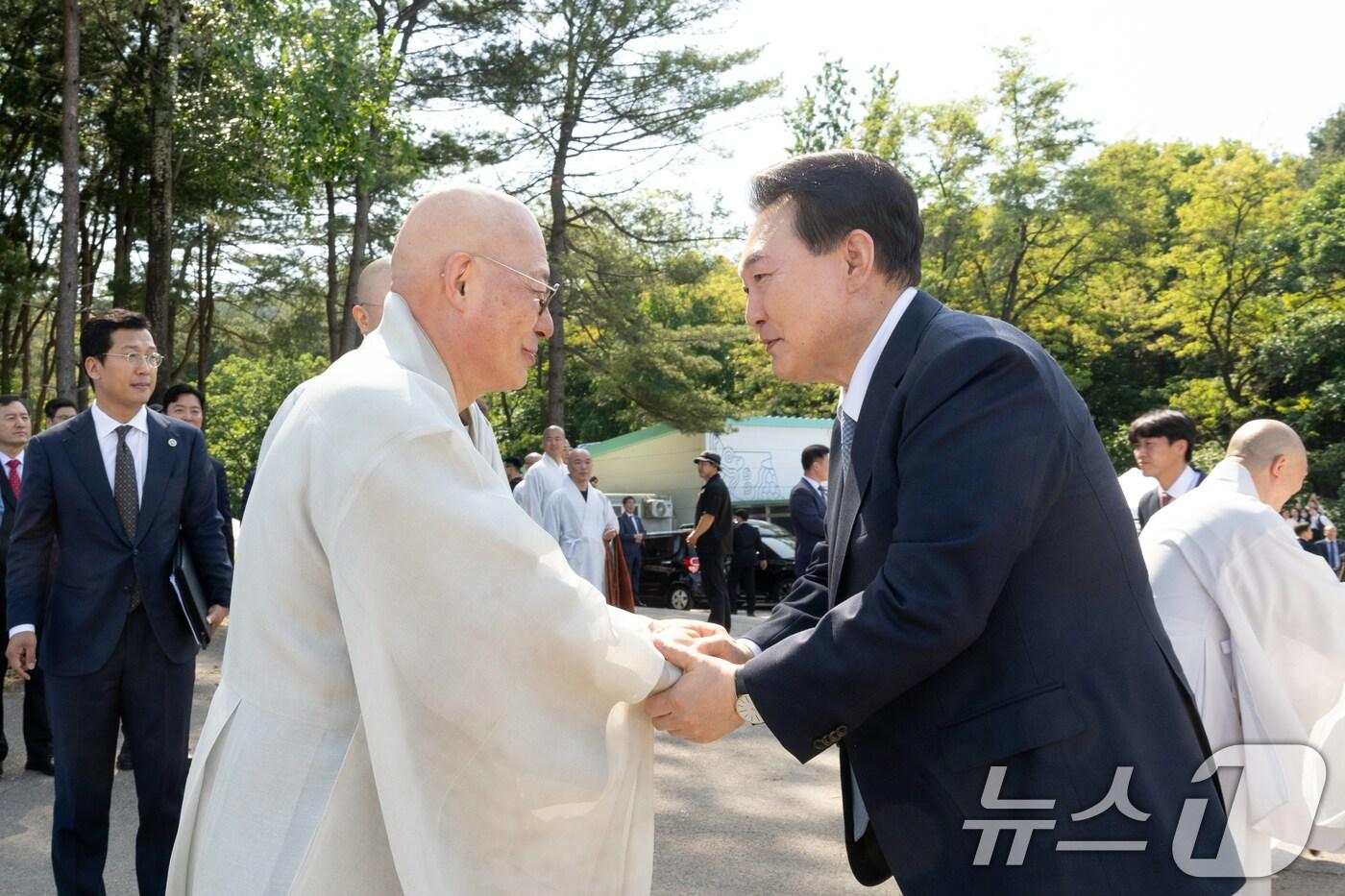 윤석열 대통령이 19일 오전 경기 양주회암사지에서 열린 &#39;회암사 사리 이운 기념 문화축제 및 삼대화상 다례재&#39;에 참석해 조계종 총무원장 진우스님과 악수하고 있다. &#40;대통령실 제공&#41; 2024.5.19/뉴스1 ⓒ News1 안은나 기자