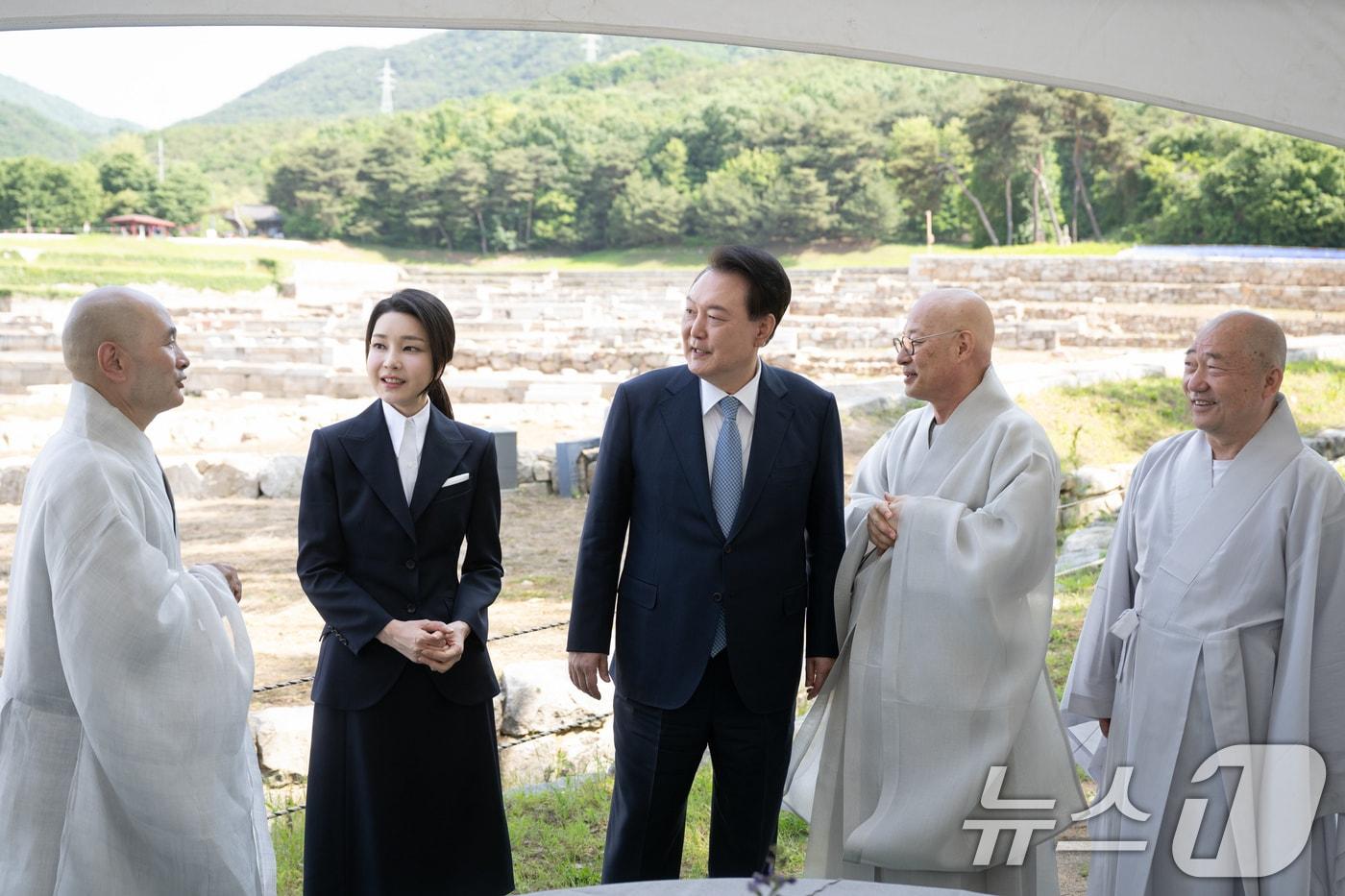 윤석열 대통령과 김건희 여사가 19일 오전 경기 양주회암사지에서 열린 &#39;회암사 사리 이운 기념 문화축제 및 삼대화상 다례재&#39;에 참석해 조계종 총무원장 진우스님으로부터 회암사지에 대한 설명을 듣고 있다. &#40;대통령실 제공&#41; 2024.5.19/뉴스1 ⓒ News1 안은나 기자