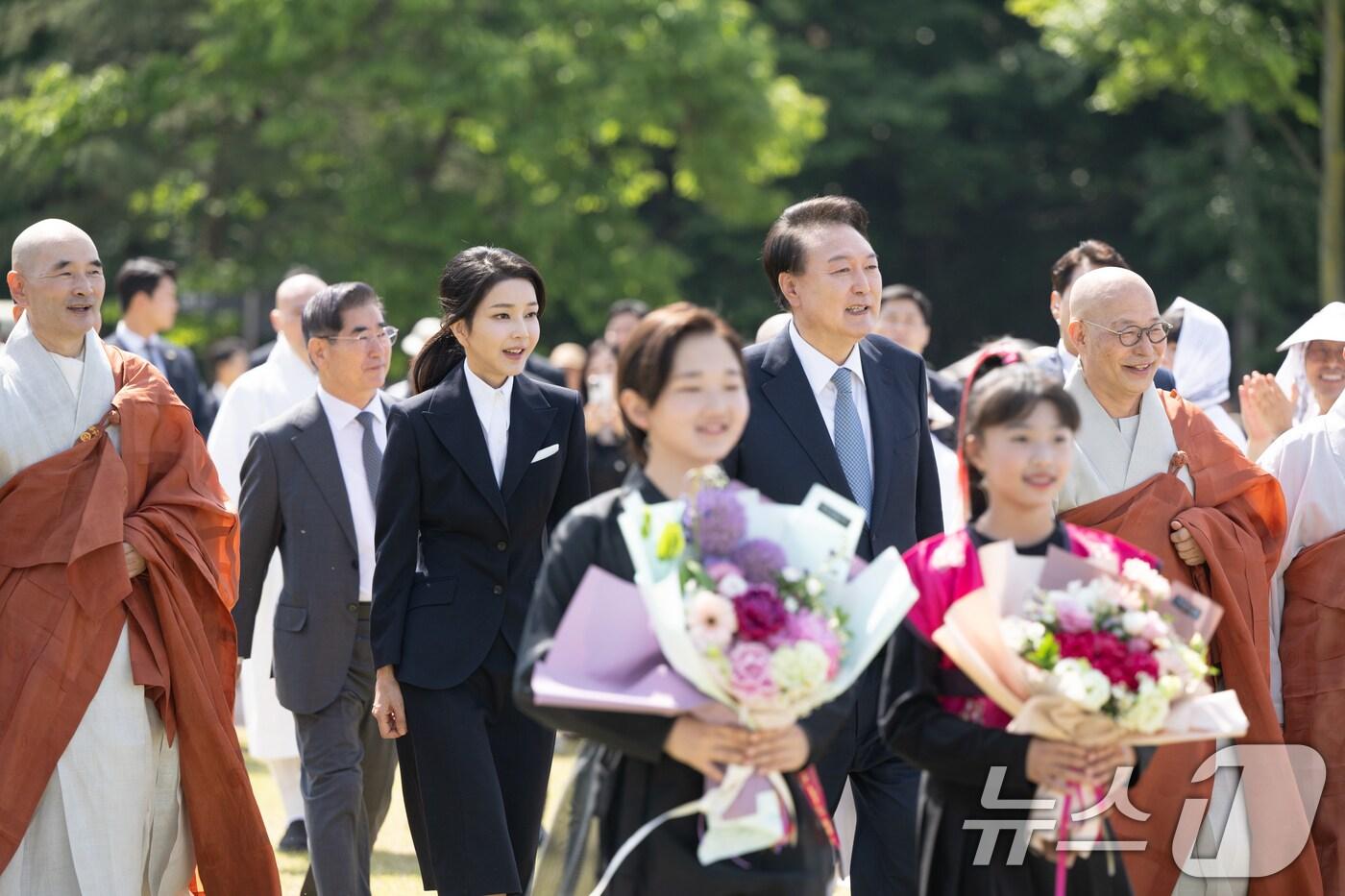 윤석열 대통령과 김건희 여사가 19일 오전 경기 양주회암사지에서 열린 &#39;회암사 사리 이운 기념 문화축제 및 삼대화상 다례재&#39;에 참석해 조계종 총무원장 진우스님과 입장하고 있다. &#40;대통령실 제공&#41; 2024.5.19/뉴스1 ⓒ News1 안은나 기자