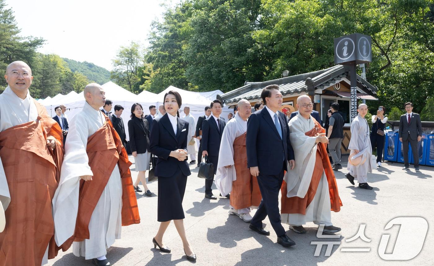 윤석열 대통령과 김건희 여사가 19일 오전 경기 양주회암사지에서 열린 &#39;회암사 사리 이운 기념 문화축제 및 삼대화상 다례재&#39;에 참석해 조계종 총무원장 진우스님과 입장하고 있다. &#40;대통령실 제공&#41; 2024.5.19/뉴스1 ⓒ News1 안은나 기자