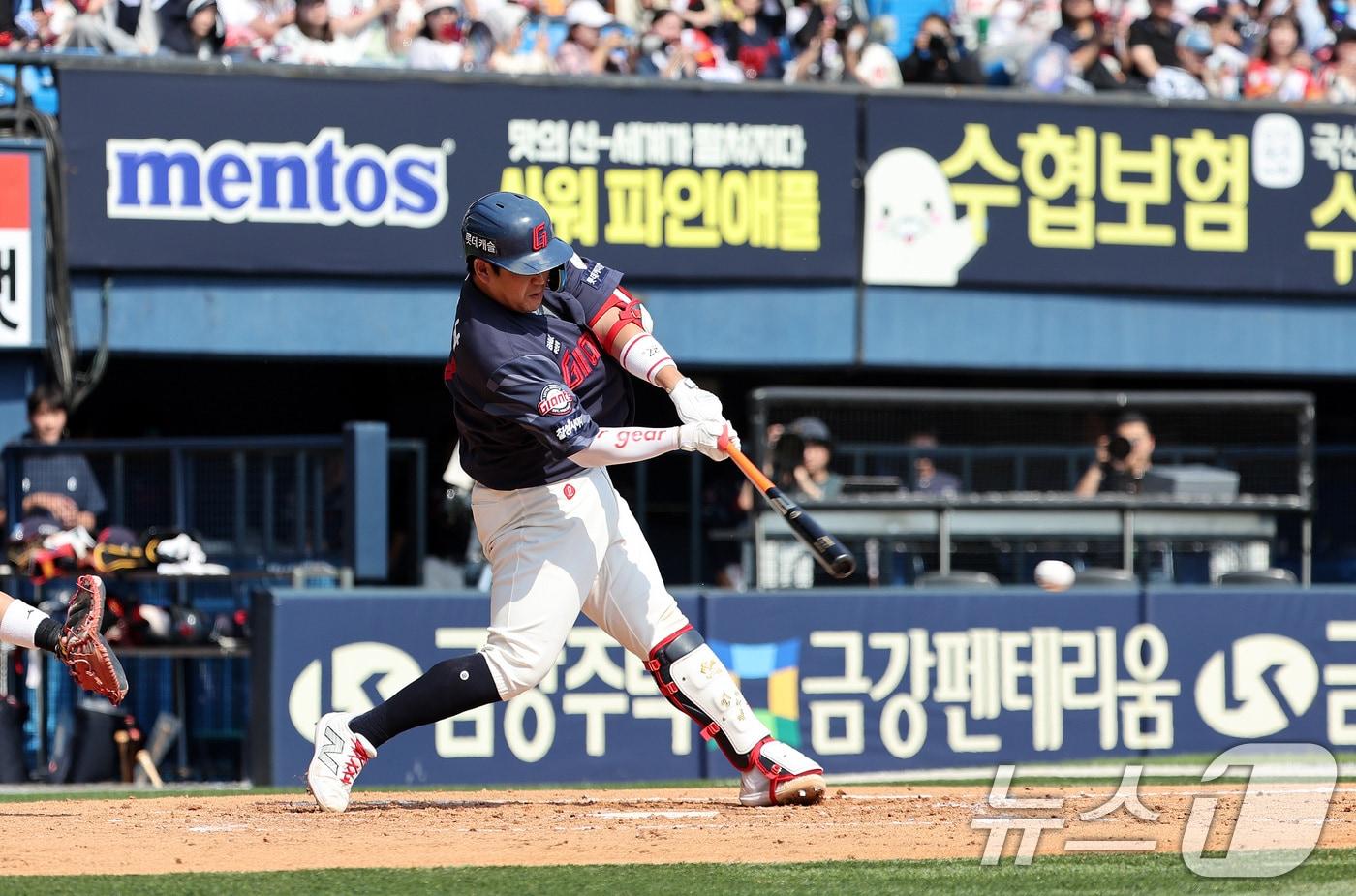 19일 오후 서울 송파구 잠실야구장에서 열린 프로야구 &#39;2024 신한 SOL 뱅크 KBO리그&#39; 롯데 자이언츠와 두산 베어스의 경기, 5회초 2사 2루 롯데 유강남이 적시타를 날리고 있다. 2024.5.19/뉴스1 ⓒ News1 박지혜 기자