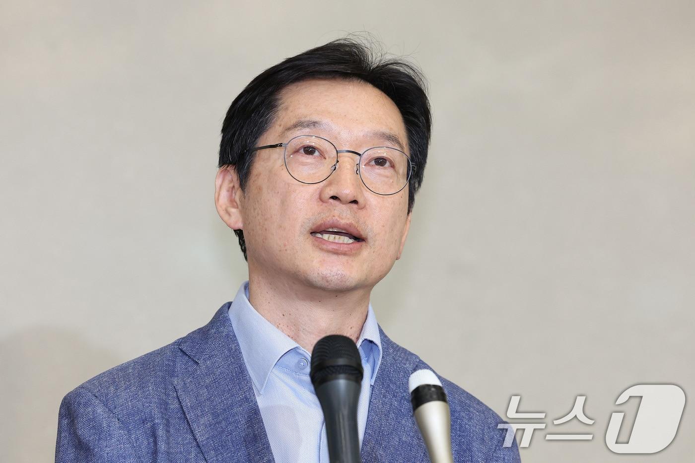 영국 유학 중인 김경수 전 경남도지사가 19일 인천국제공항을 통해 귀국한 후 취재진의 질의에 답변하고 있다. 김 전 지사는 고&#40;故&#41; 노무현 전 대통령 15주기 추도식에 참석하기 위해 귀국했다. 2024.5.19/뉴스1 ⓒ News1 신웅수 기자