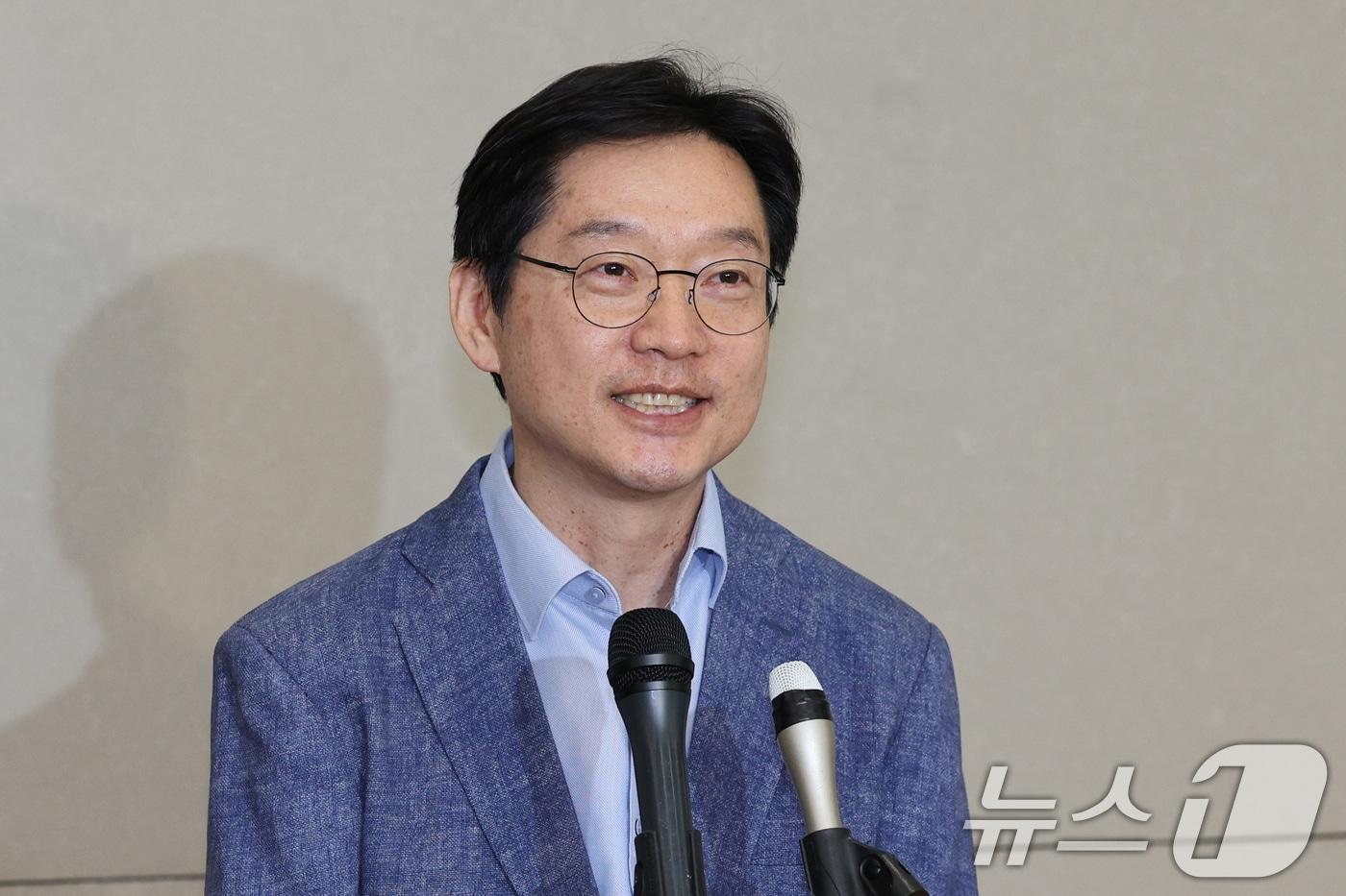 영국 유학 중인 김경수 전 경남도지사가 19일 인천국제공항을 통해 귀국한 후 취재진의 질의에 답변하고 있다. 김 전 지사는 고&#40;故&#41; 노무현 전 대통령 15주기 추도식에 참석하기 위해 귀국했다. 2024.5.19/뉴스1 ⓒ News1 신웅수 기자