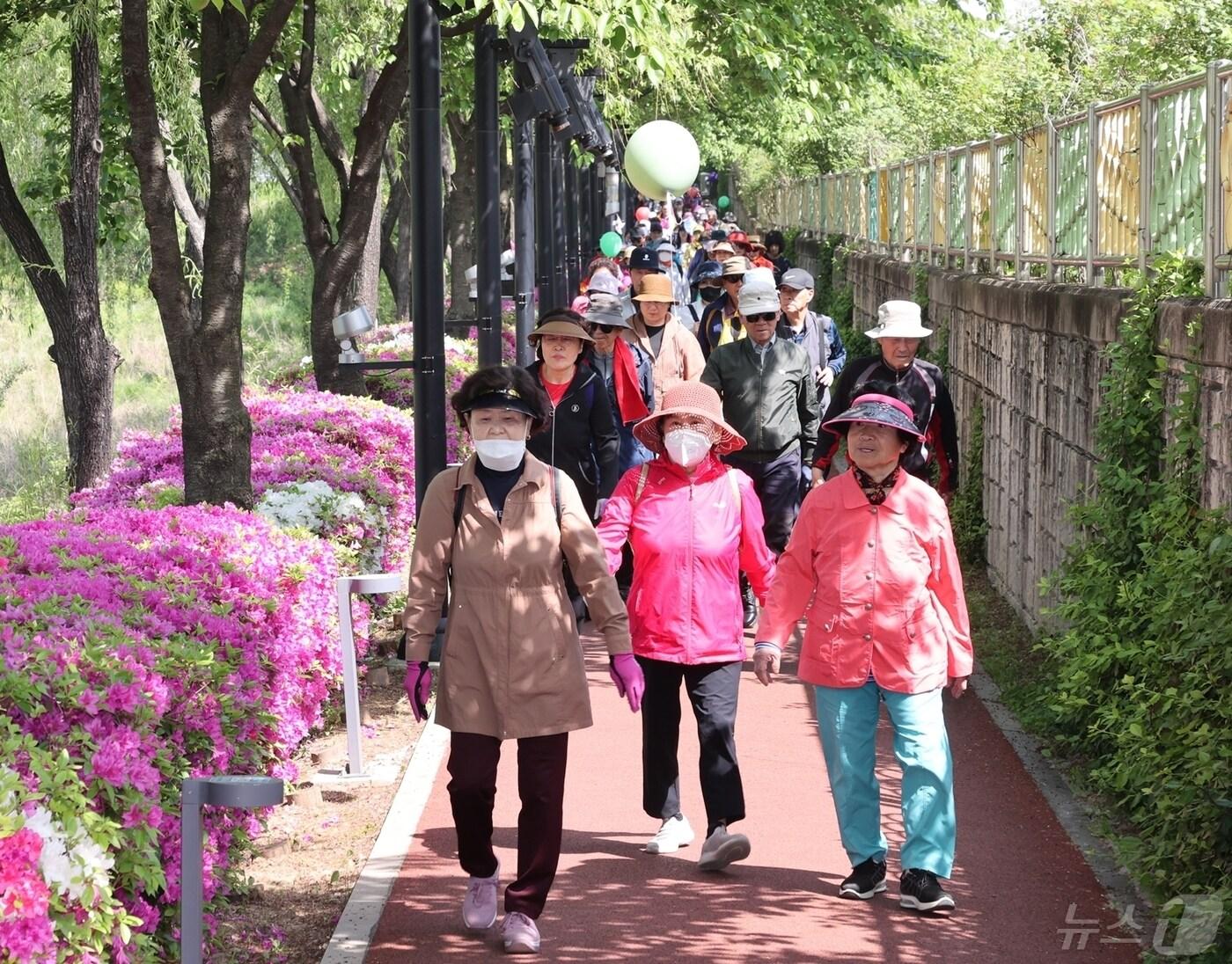 2일 충북 충주시가 시민 걷기왕을 선발한다고 밝혔다. 사진은 민주평통충주시협의회 걷기대회.&#40;충주시 제공&#41;2024.5.2/뉴스1