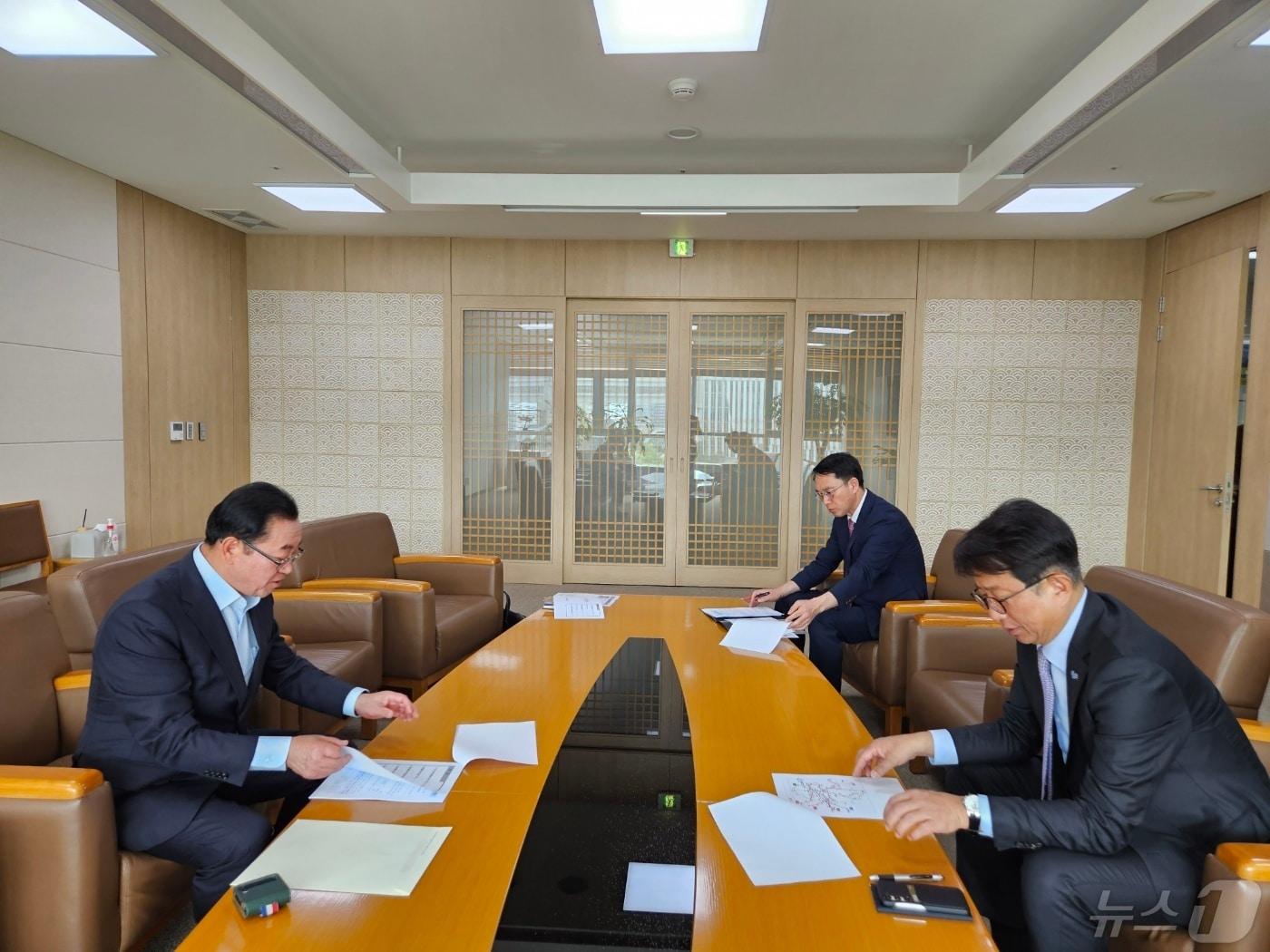  국회 이종배 의원&#40;충북 충주&#41;이 22대 총선 공약인 &#39;항공물류 허브공항 구축&#39;에 발빠른 행보를 보이고 있다. 왼쪽부터 이종배 의원, 박상우 국토부 장관.&#40;이종배 의원실 제공&#41;2024.5.2/뉴스1