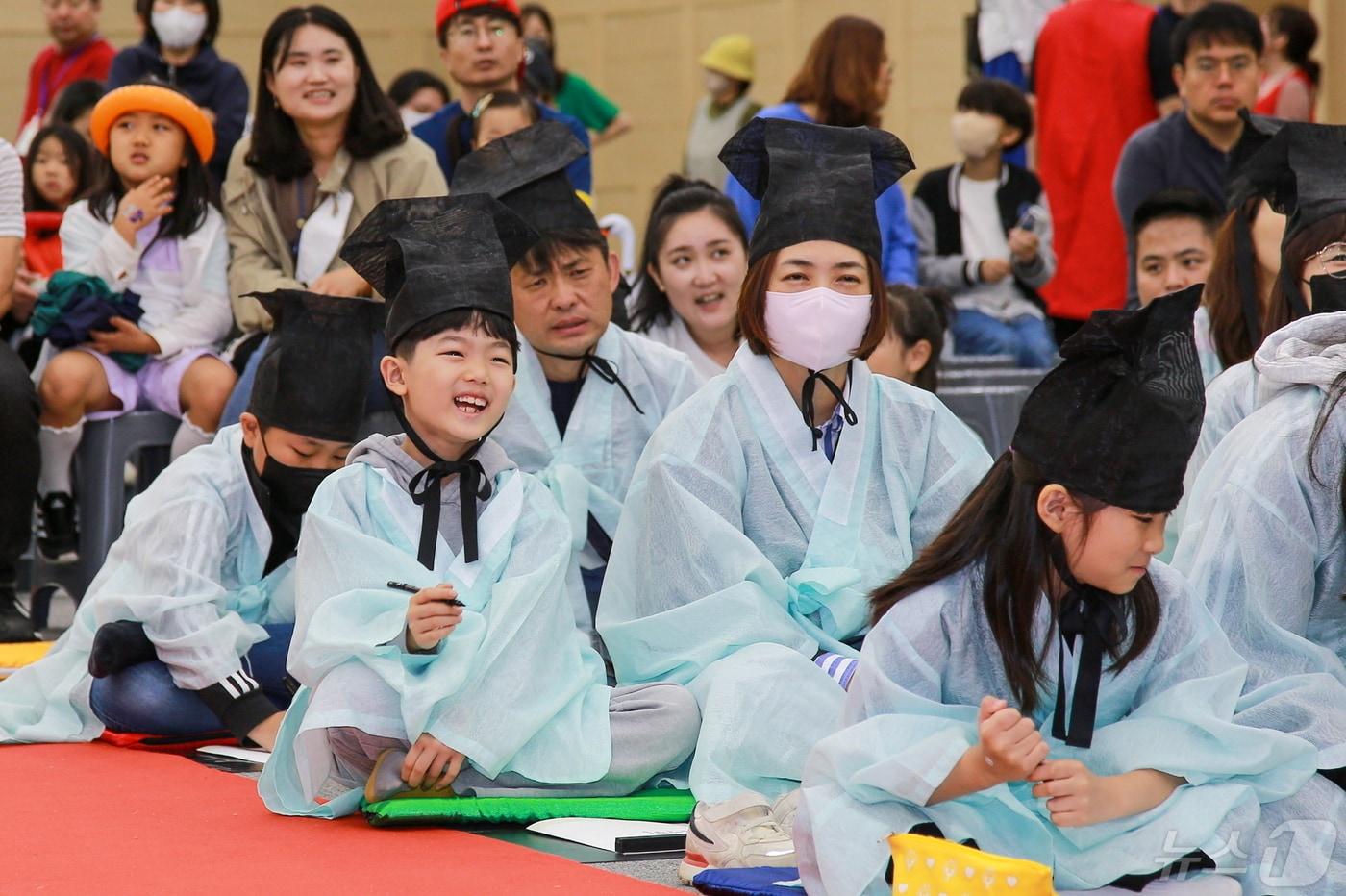 지난해 선비축제에서 과거시험 중 가족들이 정답을 고민하고 있다.&#40;영주시 제공&#41;2024.5.2/뉴스1