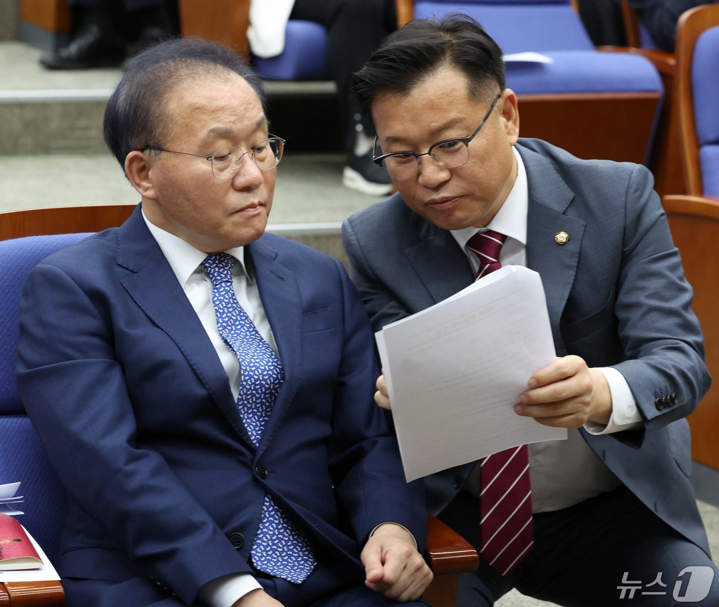 윤재옥 국민의힘 원내대표 겸 당 대표 권한대행과 이양수 원내수석부대표가 2일 서울 여의도 국회에서 열린 의원총회에서 대화를 하고 있다. 2024.5.2/뉴스1 ⓒ News1 송원영 기자