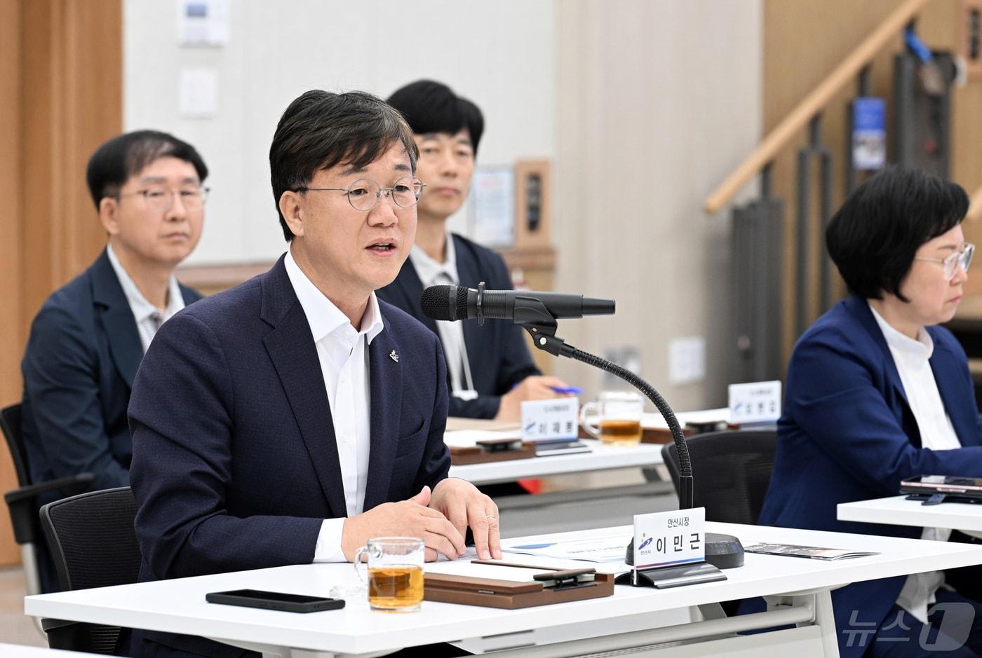 이민근 안산시장이 &#39;경기 서부권 SOC 대개발 구상 현장 릴레이&#39; 간담회에서 발언하고 있다.&#40;안산시 제공&#41;