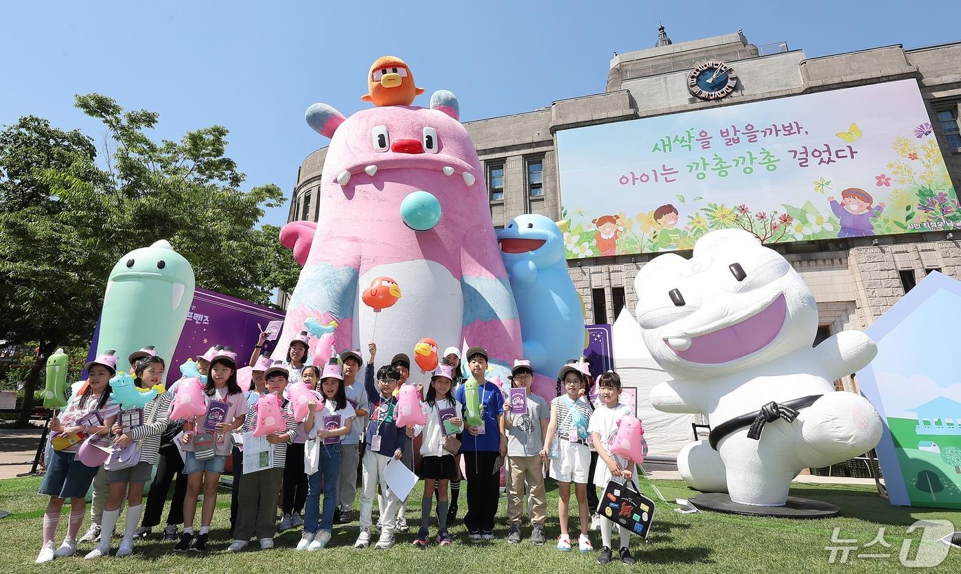 서울시 어린이 기자단이 2일 오후 서울 중구 서울광장 잔디광장에 마련된 ‘해치의 마법마을’ 팝업스토어에서 대형 해치와 소울프랜즈 캐릭터 앞에서 기념 촬영을 하고 있다. 2024.5.2/뉴스1 ⓒ News1 김진환 기자