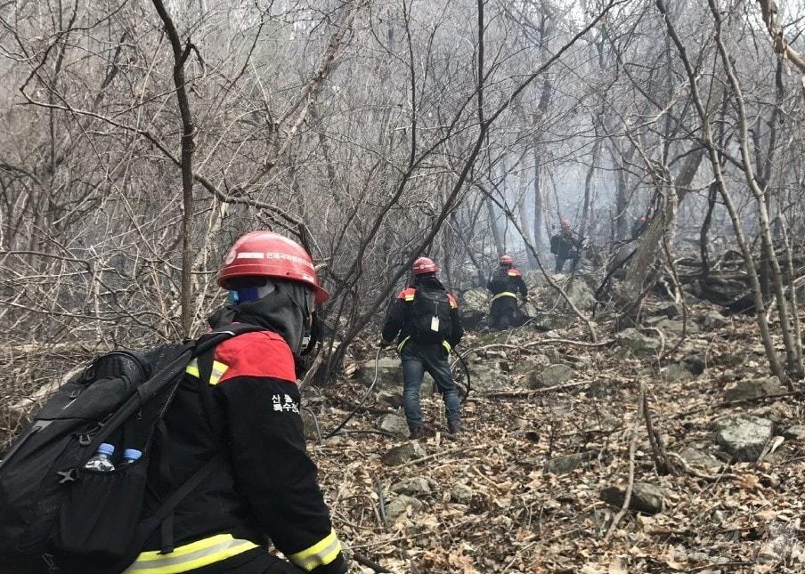 문경시 마성면 오천리 산불 현장에서 진화대원들이 산불을 진화하고 있다.&#40;산림청 제공&#41;2024.5.2/뉴스1