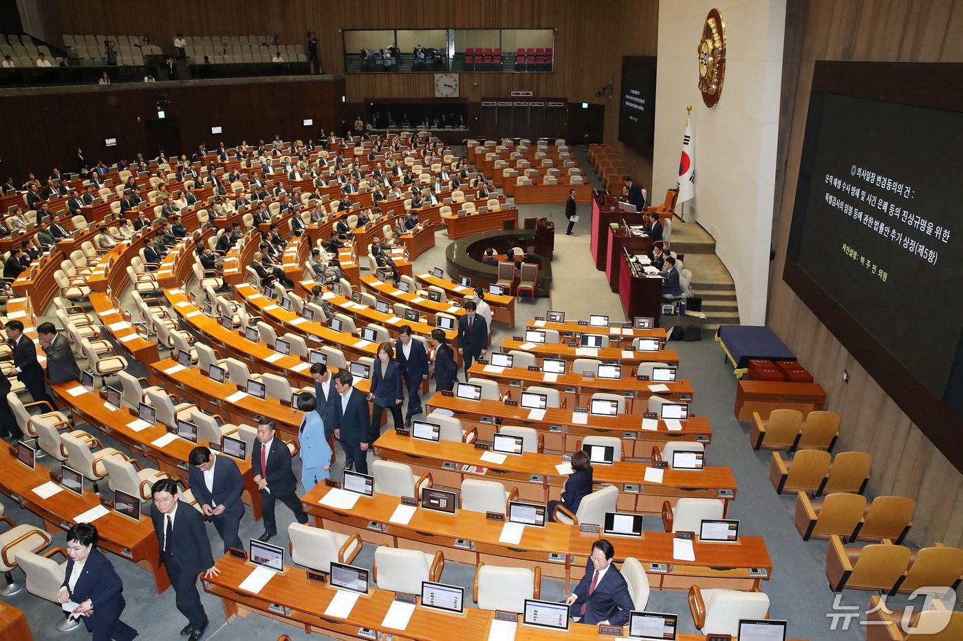 국민의힘 의원들이 2일 서울 여의도 국회에서 열린 제414회국회&#40;임시회&#41; 제1차 본회의에서 &#39;채상병특검법&#39;&#40;순직 해병수사 방해 및 사건 은폐 등의 진상규명을 위한 특별검사의 임명 등에 관한 법률안&#41;이 추가상정 되자 본회의장을 나가고 있다. 2024.5.2/뉴스1 ⓒ News1 임세영 기자