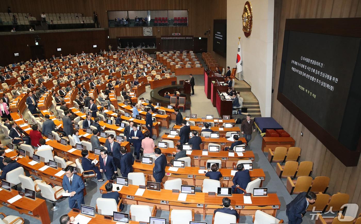 국민의힘 의원들이 2일 서울 여의도 국회에서 열린 제414회국회&#40;임시회&#41; 제1차 본회의에서 &#39;채상병특검법&#39;&#40;순직 해병수사 방해 및 사건 은폐 등의 진상규명을 위한 특별검사의 임명 등에 관한 법률안&#41;이 추가상정 되자 본회의장을 나가고 있다. 2024.5.2/뉴스1 ⓒ News1 임세영 기자