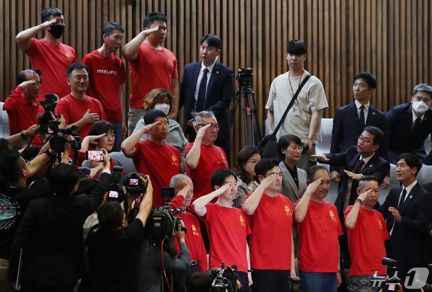 해병대 예비역연대 회원들이 2일 서울 여의도 국회에서 열린 제414회국회&#40;임시회&#41; 제1차 본회의에서 &#39;채상병특검법&#39;&#40;순직 해병수사 방해 및 사건 은폐 등의 진상규명을 위한 특별검사의 임명 등에 관한 법률안&#41;이 통과되자 경례를 하고 있다. 2024.5.2/뉴스1 ⓒ News1 임세영 기자