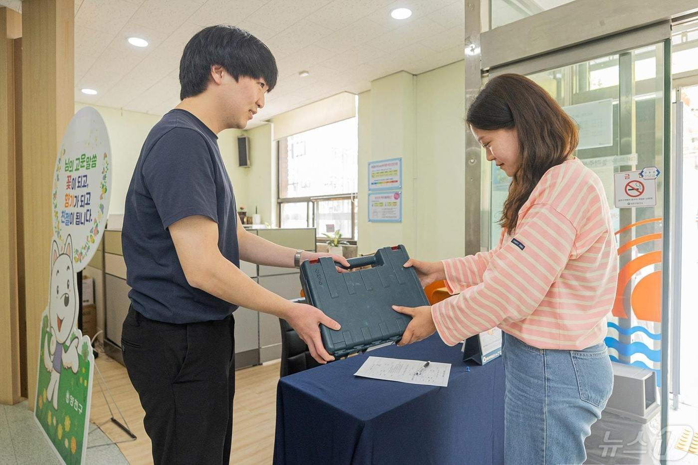 양천구민이 공구를 대여하는 모습. &#40;양천구 제공&#41;ⓒ 뉴스1