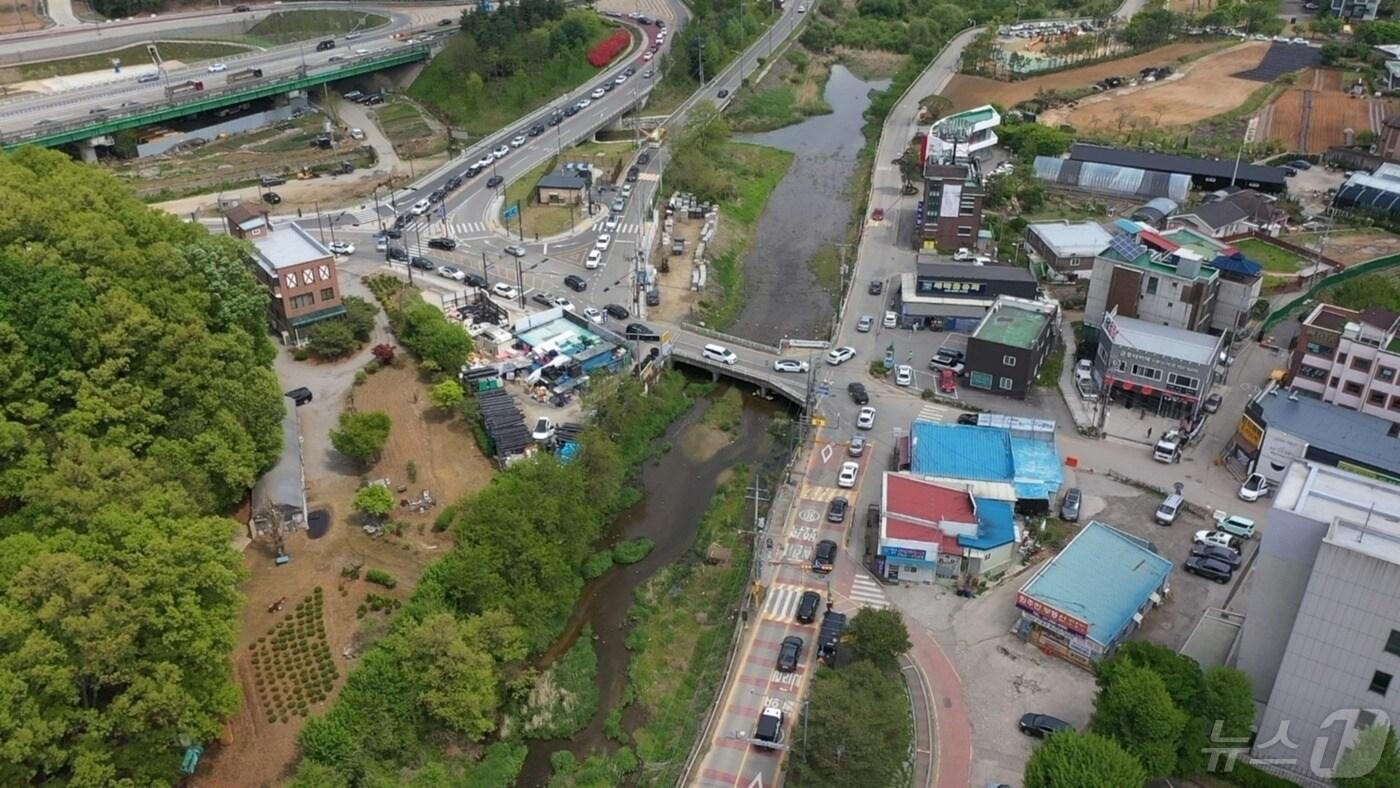 차량이 길게 늘어서 있는 고기교 주변 도로 모습.&#40;용인시 제공&#41;