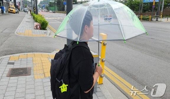 한국도로공사 강원본부가 2일 원주 장양초 학생들에게 교통안전 캠페인과 교육을 실시하는 한편, 안전 투명우산과 반사 기능이 있는 야광키링을 전달했다. &#40;한국도로공사 강원본부 제공&#41; 2024.5.2/뉴스1