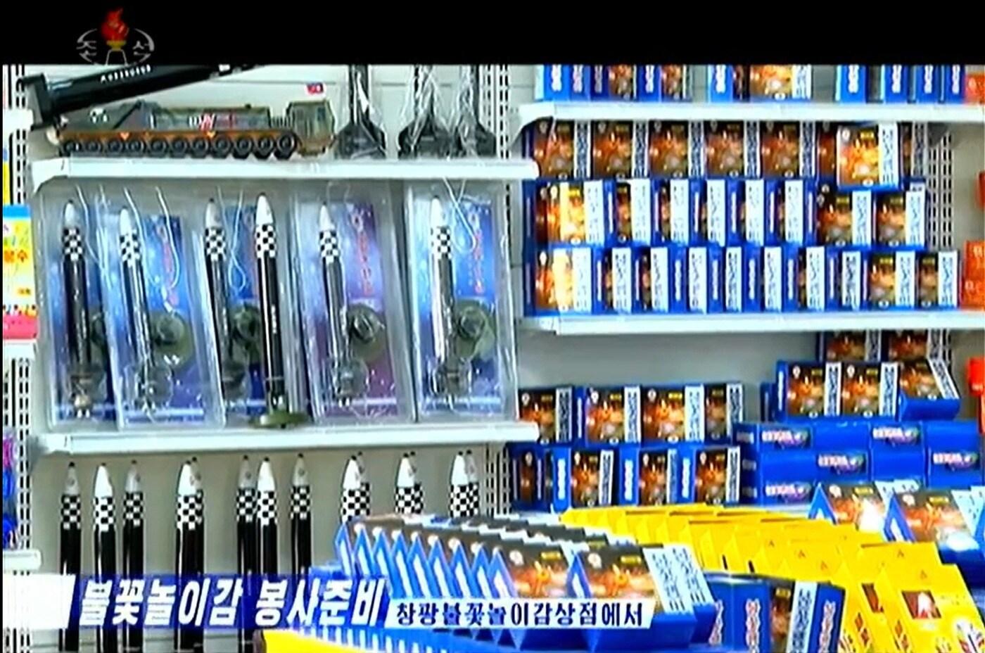  평양 화성지구 창광불꽃놀잇감 상점에서 ICBM 화성-17형을 본뜬 모형 폭죽을 팔고 있다. &#40;조선중앙TV 갈무리&#41; 