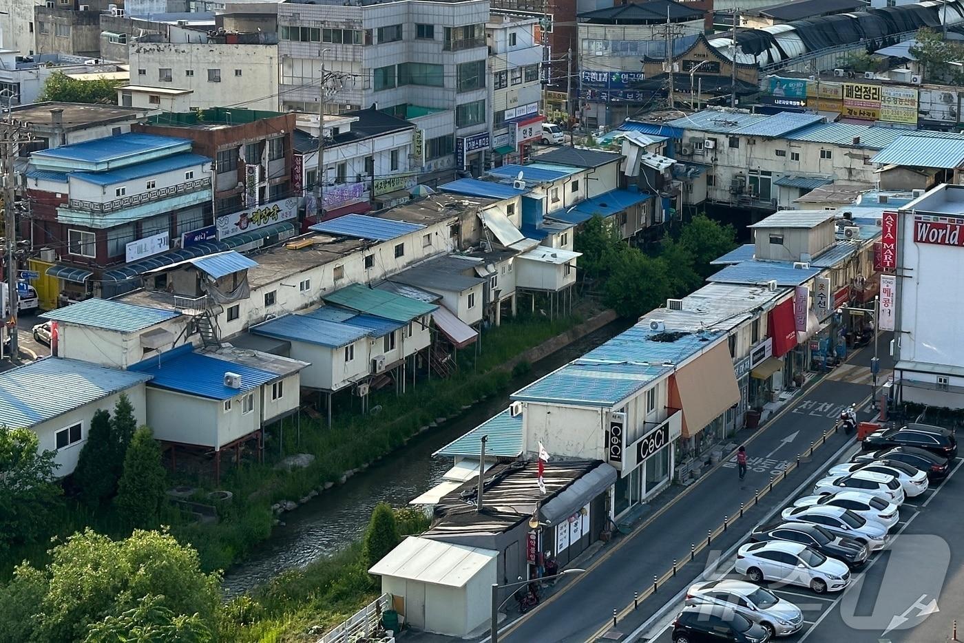  20일 충북 충주시가 공설시장 일부를 관광거리로 조성한다고 밝혔다. 사진은 철거 구간.2024.5.20/뉴스1 