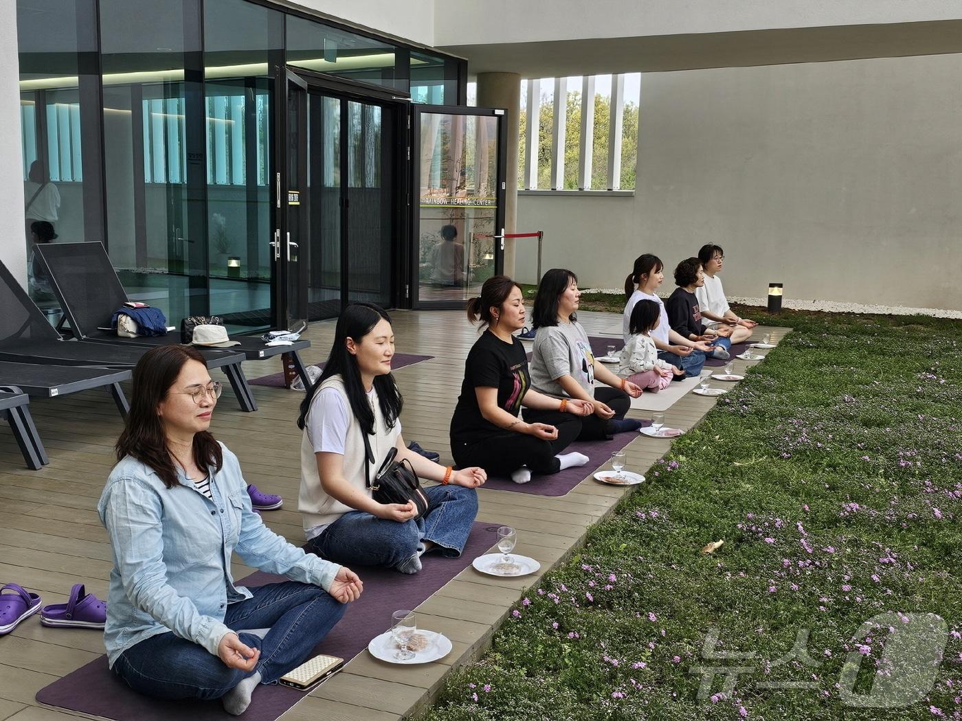 영동군 레인보우 힐링센터가 운영하는  먹기 명상 장면 &#40;영동군 제공&#41; /뉴스1 