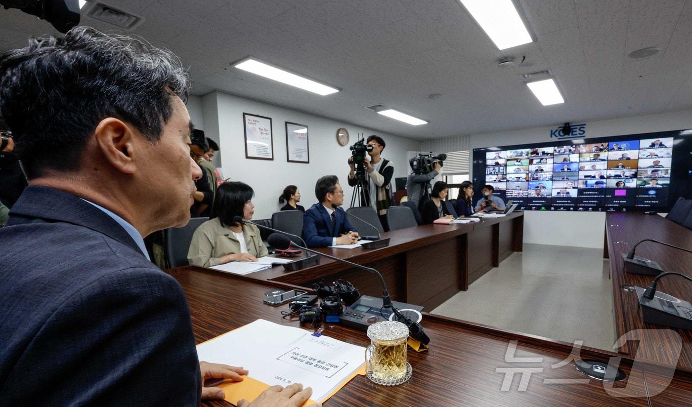 이주호 사회부총리 겸 교육부 장관이 5월 20일 서울 영등포구 한국교육시설안전원에서 열린 &#39;의대 운영대학 총장 간담회&#39;에 참석해 화상으로 대학 총장들과 의견을 나누고 있다. &#40;공동취재&#41; /뉴스1 ⓒ News1 김명섭 기자