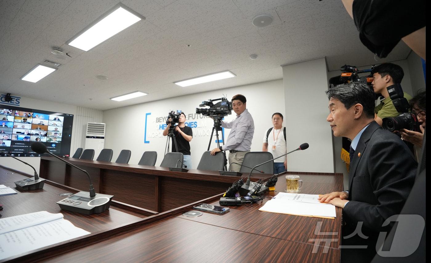 이주호 사회부총리 겸 교육부 장관이 20일 서울 영등포구 한국교육시설안전원에서 열린 &#39;의대 운영대학 총장 간담회&#39;에 참석해 화상으로 대학 총장들과 의견을 나누고 있다. &#40;공동취재&#41; /뉴스1 ⓒ News1 김명섭 기자