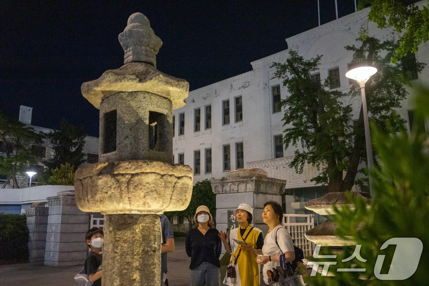 국가유산 활용 사업 &#39;문화유산 야행&#39; 분야에 선정된 광주 동구 &#39;돌의 기억&#39; 프로그램 참가자들이 옛 전남도청 일원에서 달 밝은 밤 탑을 둘러보고 있다.&#40;광주시 제공&#41;/뉴스1 