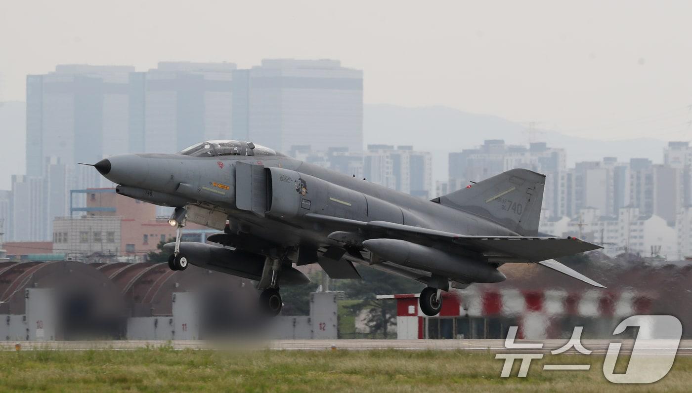 퇴역을 보름여 앞둔 공군 F-4E 팬텀 전투기가 20일 경기 수원시 공군 제10전투비행단에서 이륙을 하고 있다. 2024.5.20/뉴스1 ⓒ News1 김영운 기자