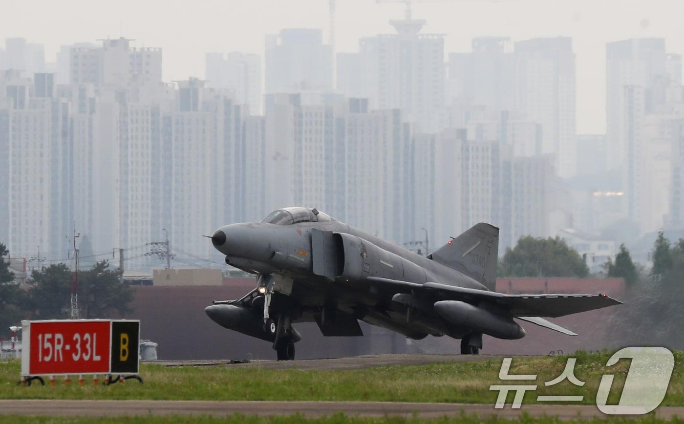 퇴역을 보름여 앞둔 공군 F-4E 팬텀 전투기가 20일 경기 수원시 공군 제10전투비행단에서 이륙을 하고 있다. 2024.5.20/뉴스1 ⓒ News1 김영운 기자