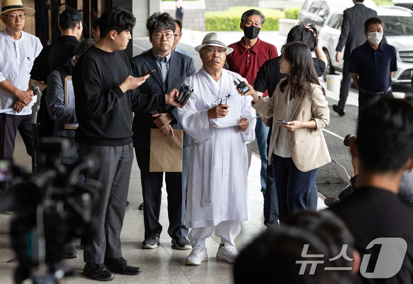 윤석열 대통령 부부를 청탁금지법 위반 등 혐의로 고발한 백은종 서울의소리 대표가 지난 5월20일 오후 서울 서초구 서울중앙지방검찰청에서 열리는 고발인 조사에 출석하며 입장을 밝히고 있다./뉴스1 ⓒ News1 이재명 기자