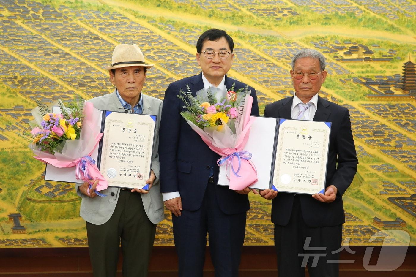  20일 주낙영 경북 경주시장이 6.25 전사한 고 김성관 이병, 김소쇠 상병 유족에게 무궁훈장을 전달하는 전수식을 개최했다고 밝혔다.&#40;경주시제공&#41; 2025.5.20/뉴스1