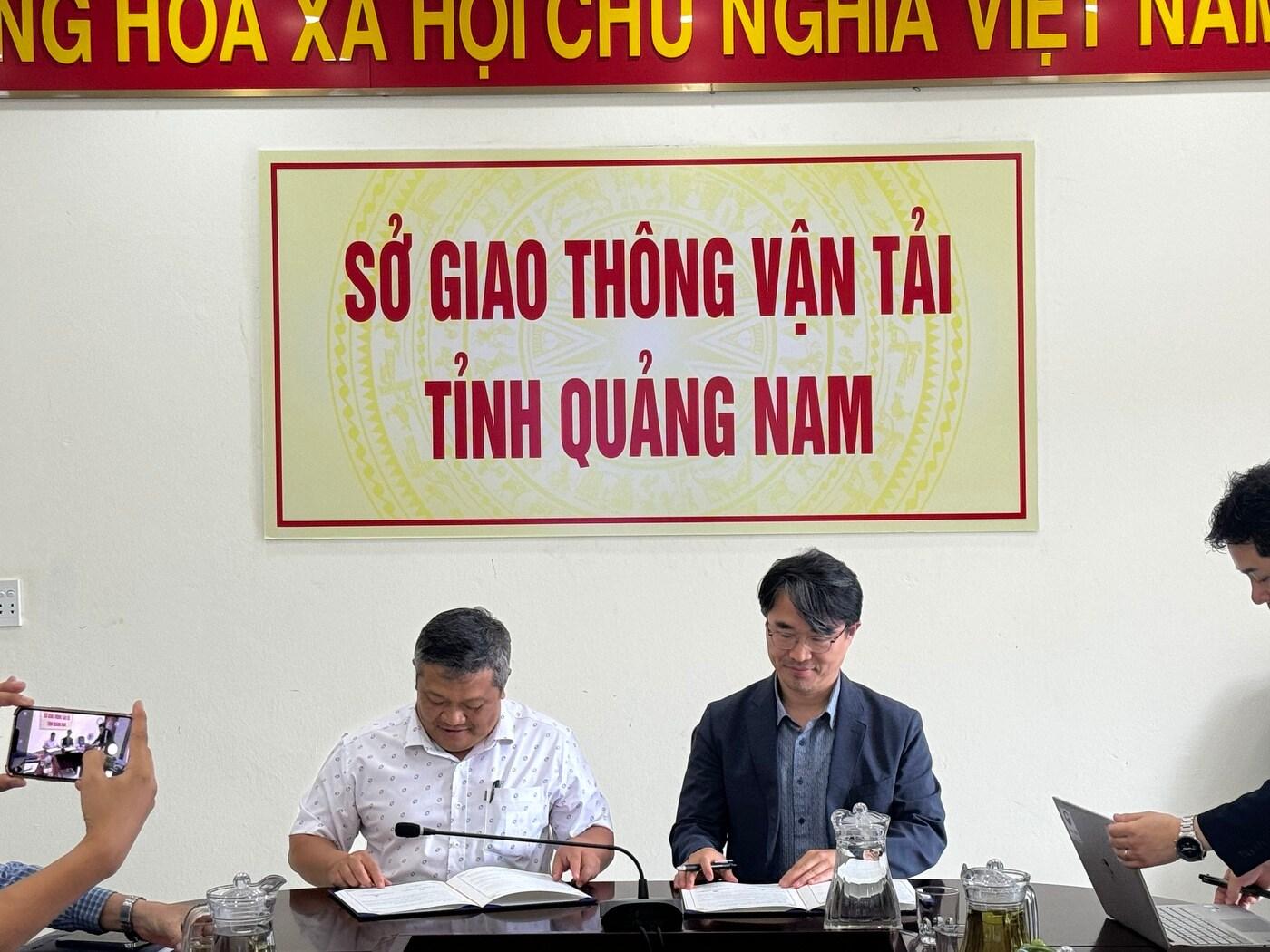 국토안전관리원이 20일 베트남 꽝남성&#40;省&#41;과 도로시설물 통합관리체계 구축을 위한 업무협약을 체결하고 있는 모습.&#40;국토안전관리원 제공&#41;