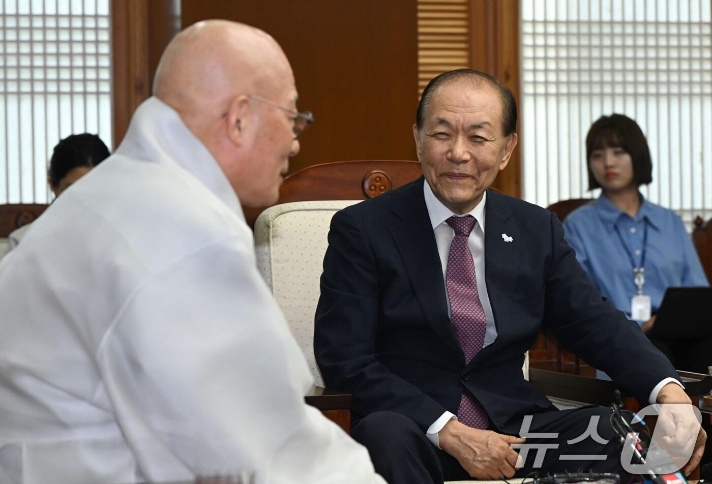 황우여 국민의힘 비상대책위원장이 20일 서울 종로구 한국불교역사 문화기념관에서 대한불교조계종 총무원장 진우스님과 만나 대화하고 있다.&#40;공동취재&#41;2024.5.20/뉴스1 ⓒ News1 국회사진취재단