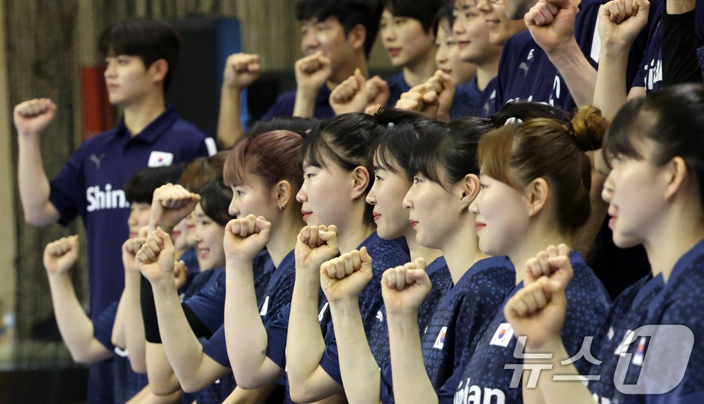 헨리크 시그넬&#40;스웨덴&#41; 대한민국 여자핸드볼 국가대표 감독과 선수들이 20일 충청북도 진천군 진천국가대표선수촌에서 열린 선수단 훈련 개시 미디어데이 행사에서 기념촬영을 하고 있다. 여자 핸드볼팀은 올해 파리 올림픽에 단체 구기 종목으로는 우리나라에서 유일하게 본선 진출에 성공했다. 2024.5.20/뉴스1 ⓒ News1 김명섭 기자