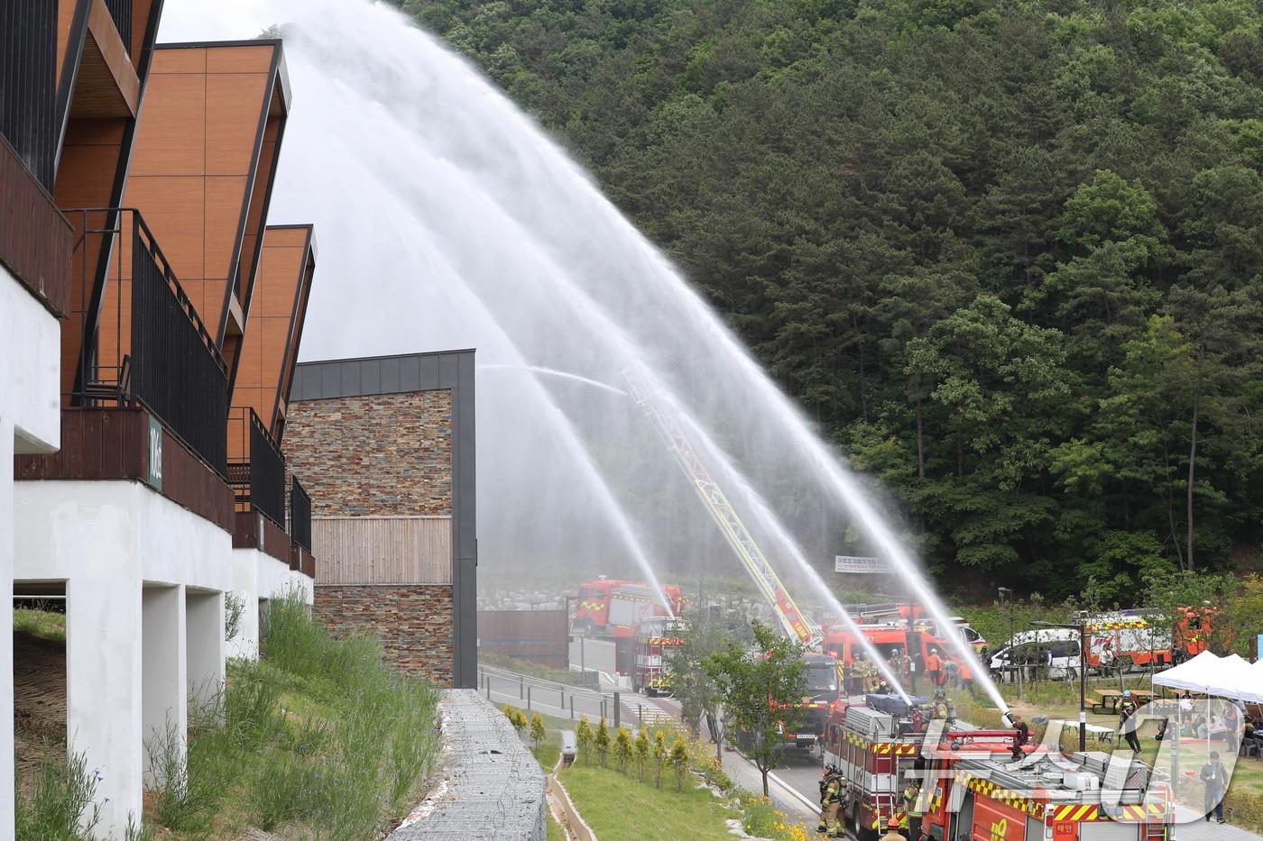 20일 오후 경기 화성시 무봉산자연휴양림에서 열린 &#39;2024년 화성시 재난대응 안전한국훈련&#39;에서 화성소방서와 육군 제51보병사단 및 유관기관 관계자들이 산사태 발생 및 산불 등 복합재난 상황을 가정해 훈련을 진행하고 있다. 2024.5.20/뉴스1 ⓒ News1 김영운 기자