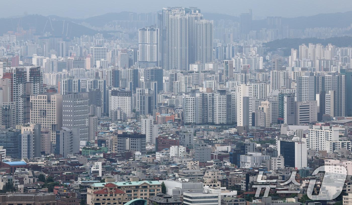 서울 남산에서 바라본 도심에 아파트 단지와 주택가 2024.5.20/뉴스1 ⓒ News1 장수영 기자