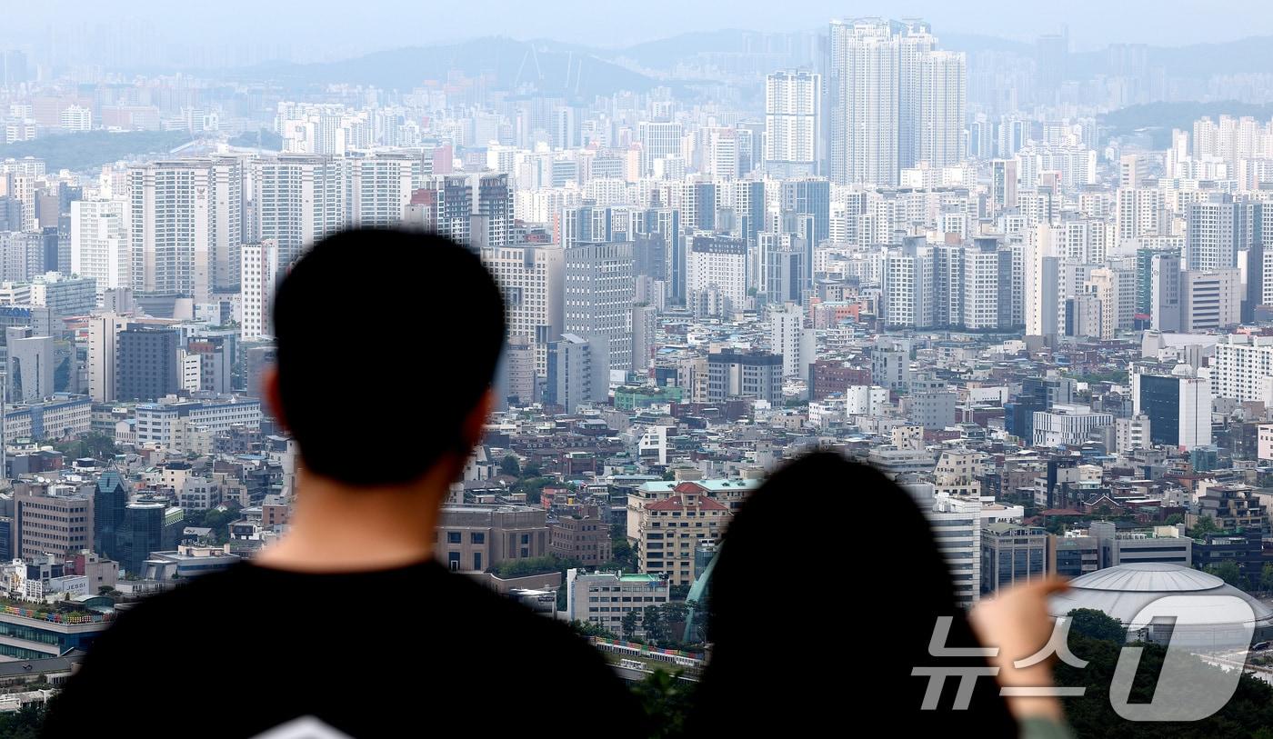 서울 남산에서 바라본 도심에 아파트 단지와 주택가가 보이고 있다. 2024.5.20/뉴스1 ⓒ News1 장수영 기자